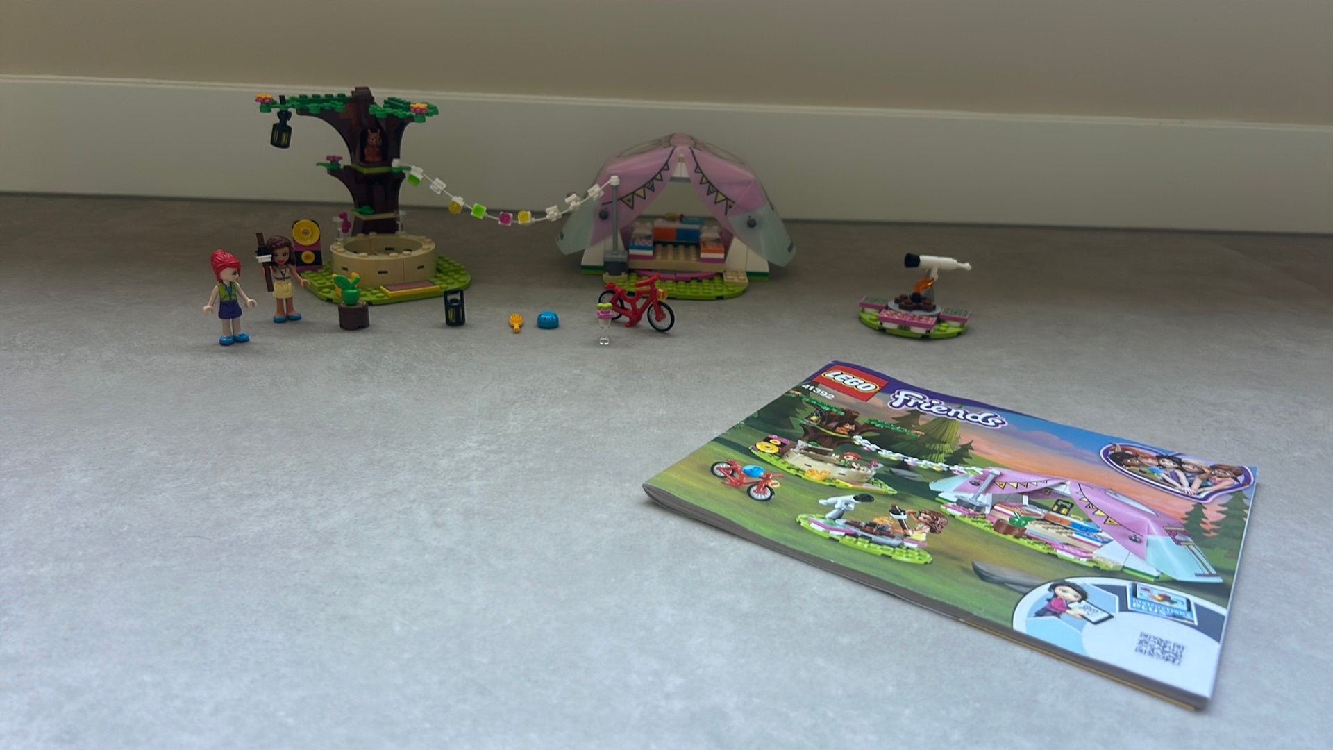 LEGO Friends Glamping in de natuur 41392 met doos er erbij, Ophalen of Verzenden, Zo goed als nieuw