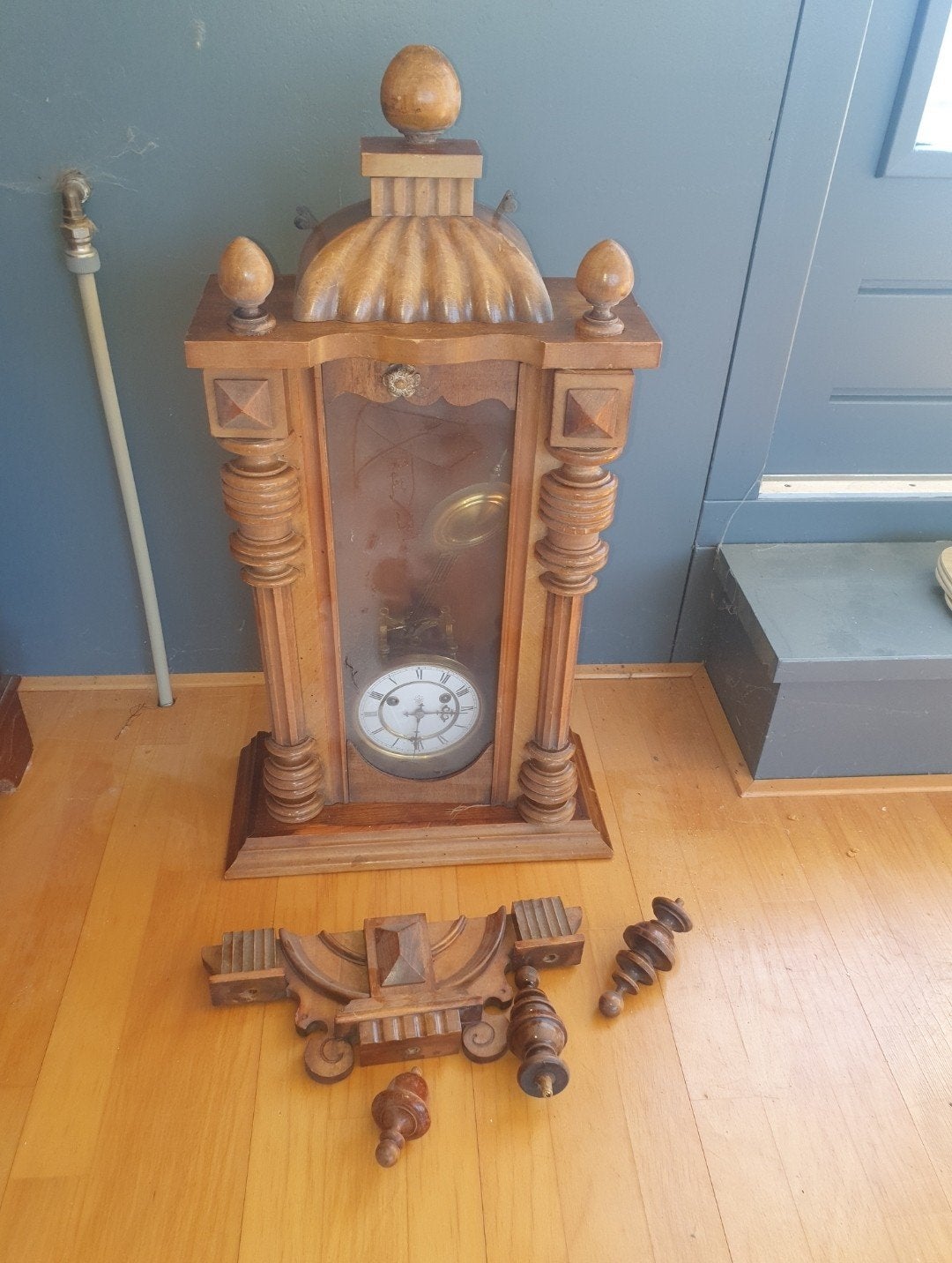 Antieke houten wandklok met slinger en decoratieve elementen, Antiek en Kunst, Ophalen