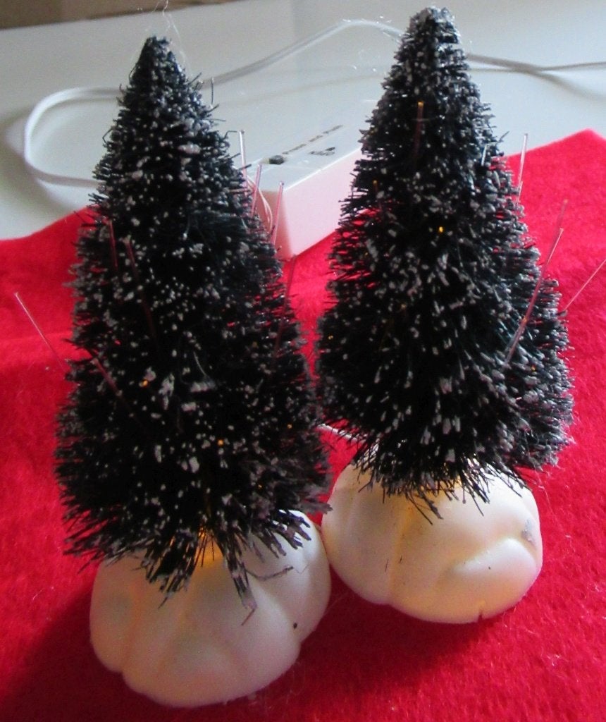Lemax 3 kerstbomen met verlichting, 4 Figuurtjes Lemax, Ophalen, Zo goed als nieuw