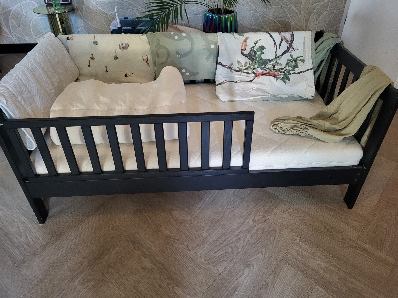 Petit Amelie Plum peuterbed met matras en beddengoed, Huis en Inrichting, Gebruikt, Zwart, Eenpersoons, 70 cm of minder