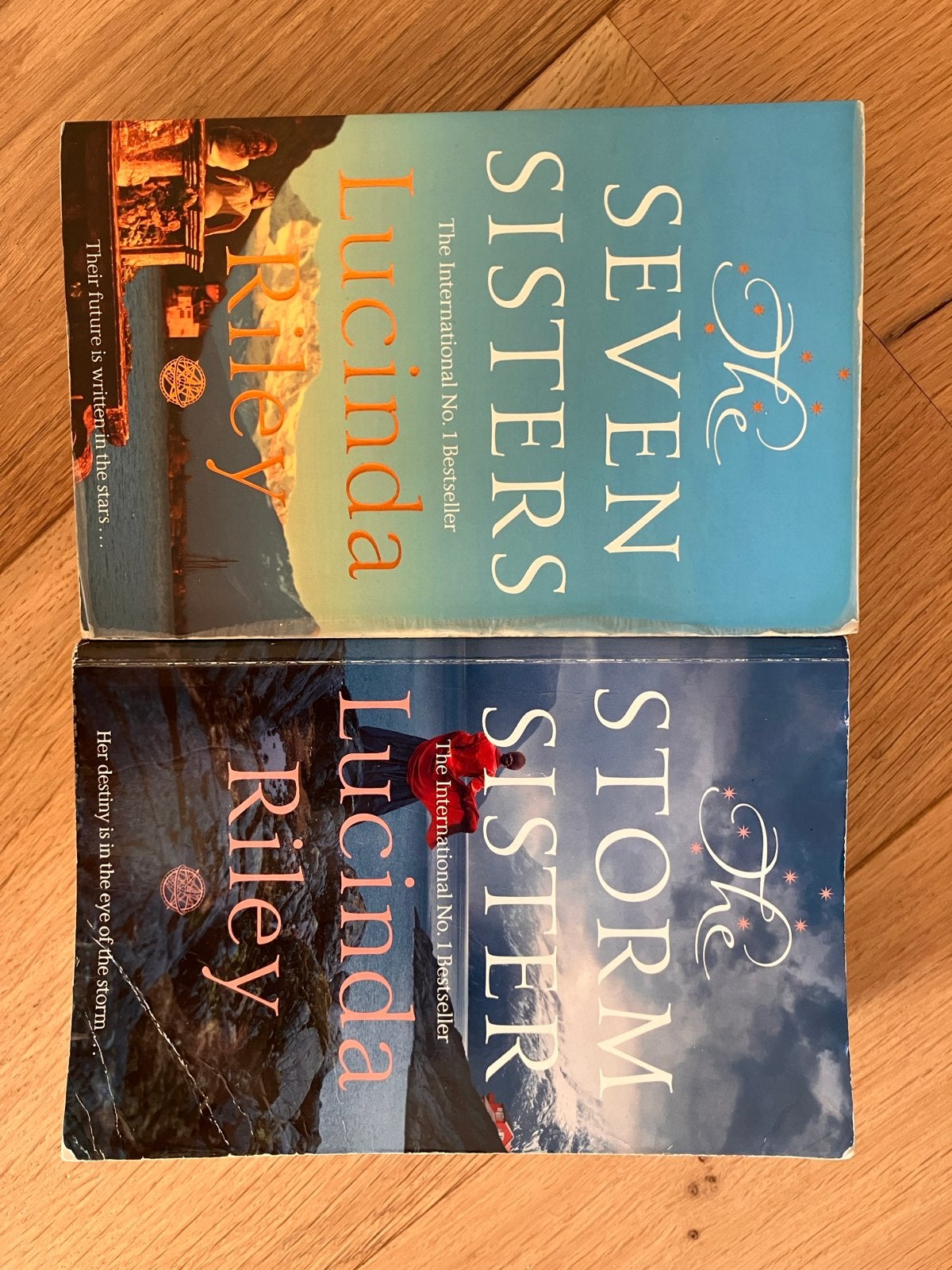 The Seven Sisters & Storm Sister - Lucinda Riley (Engels), Ophalen of Verzenden, Gelezen, Europa overig
