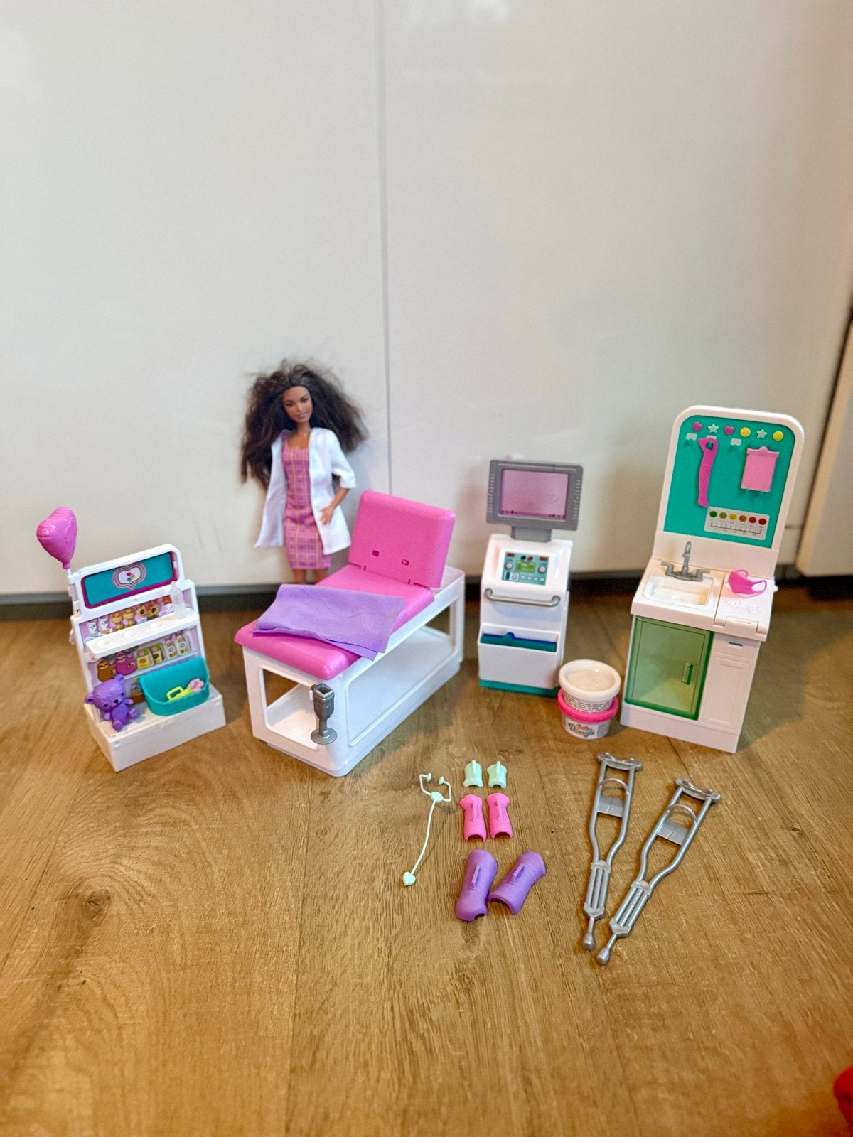 Barbie Fast Cast Clinic GTN61 Snelgipskliniek + dokter, Ophalen of Verzenden, Gebruikt, Barbie