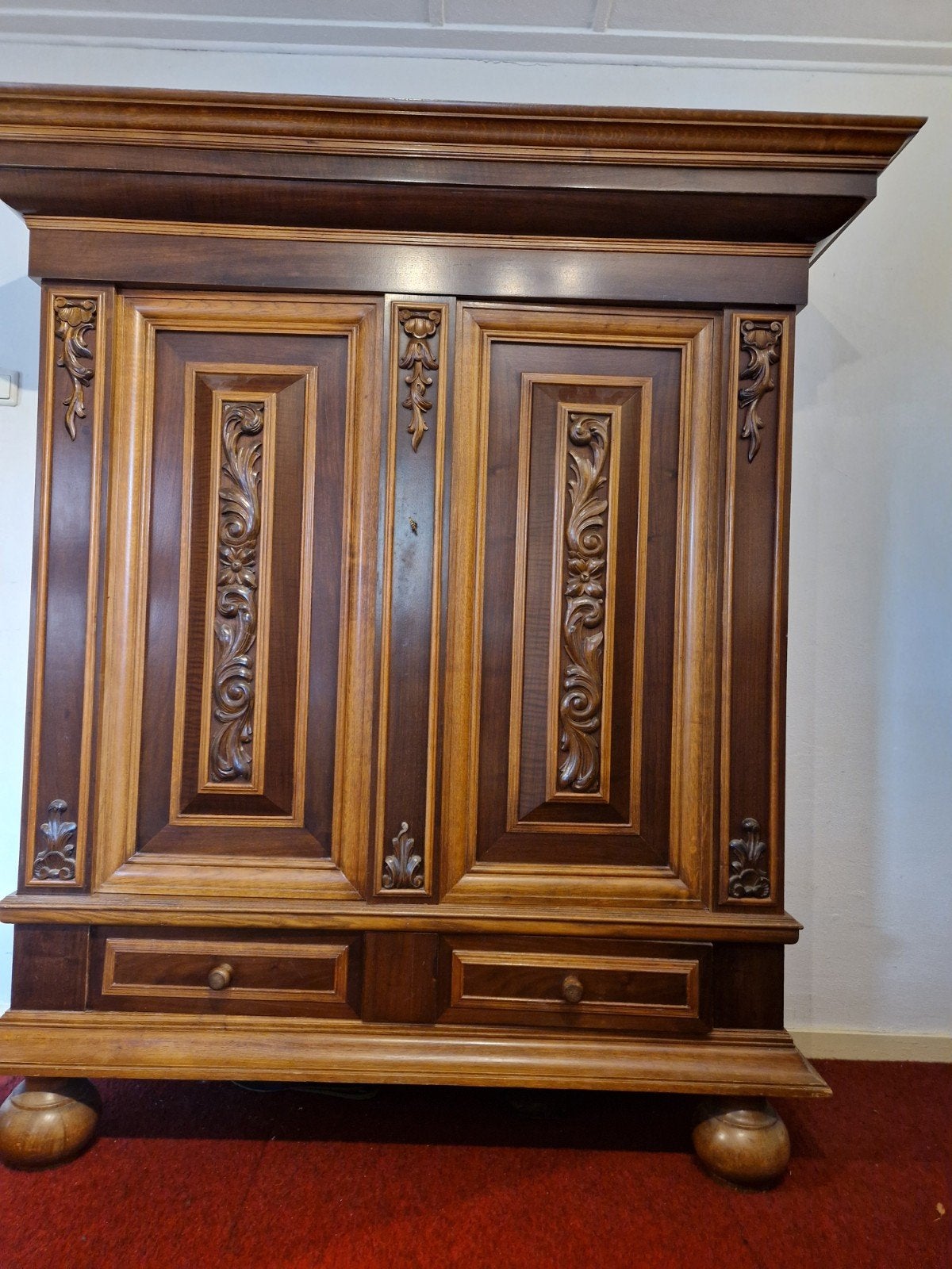 Antieke massief houten kast met houtsnijwerk, Ophalen