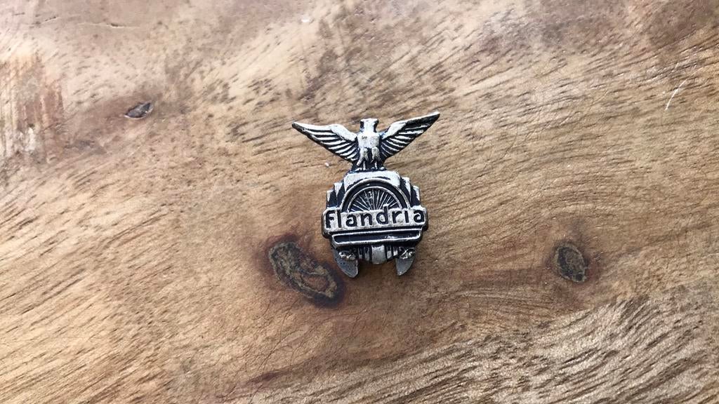 Vintage Flandria Badge knoopsgat met adelaar Brommer 1960, Ophalen of Verzenden, Nieuw, Merk, Speldje of Pin