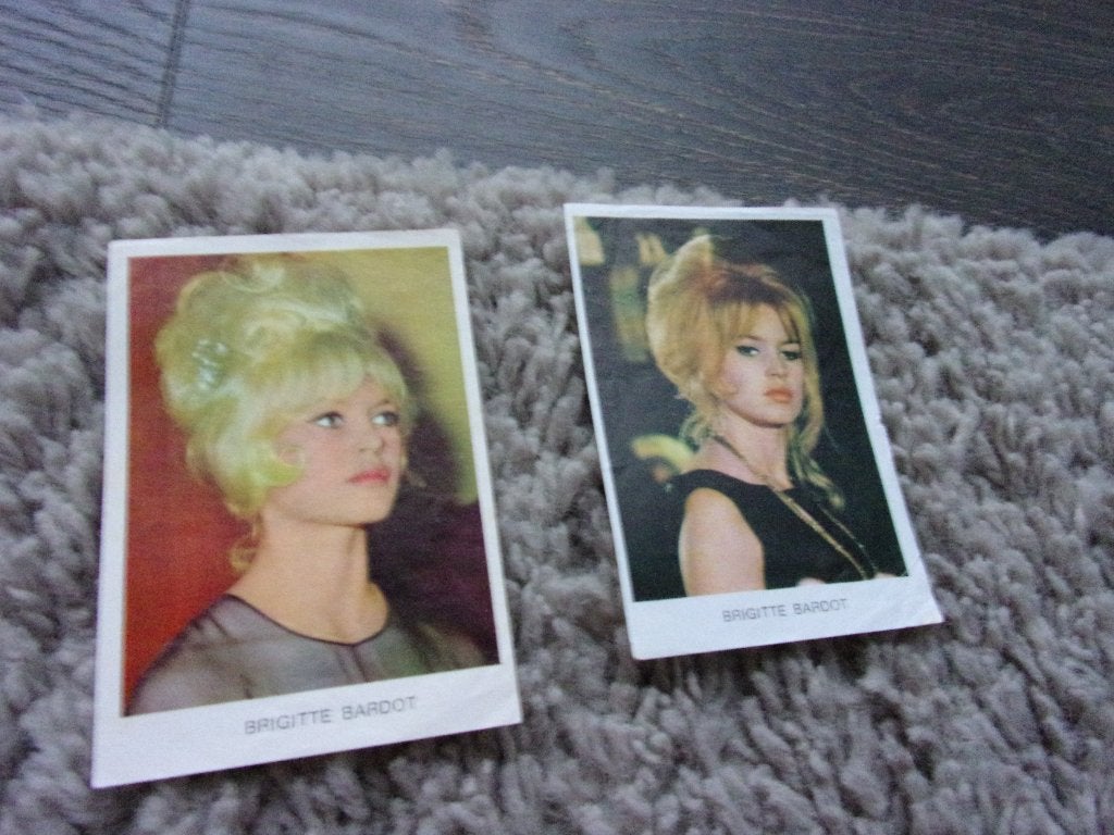 BRIGITTE BARDOT 2X VERZAMELPLAATJE 9,5 X 6,5CM, Ophalen, Gebruikt, Foto of Kaart