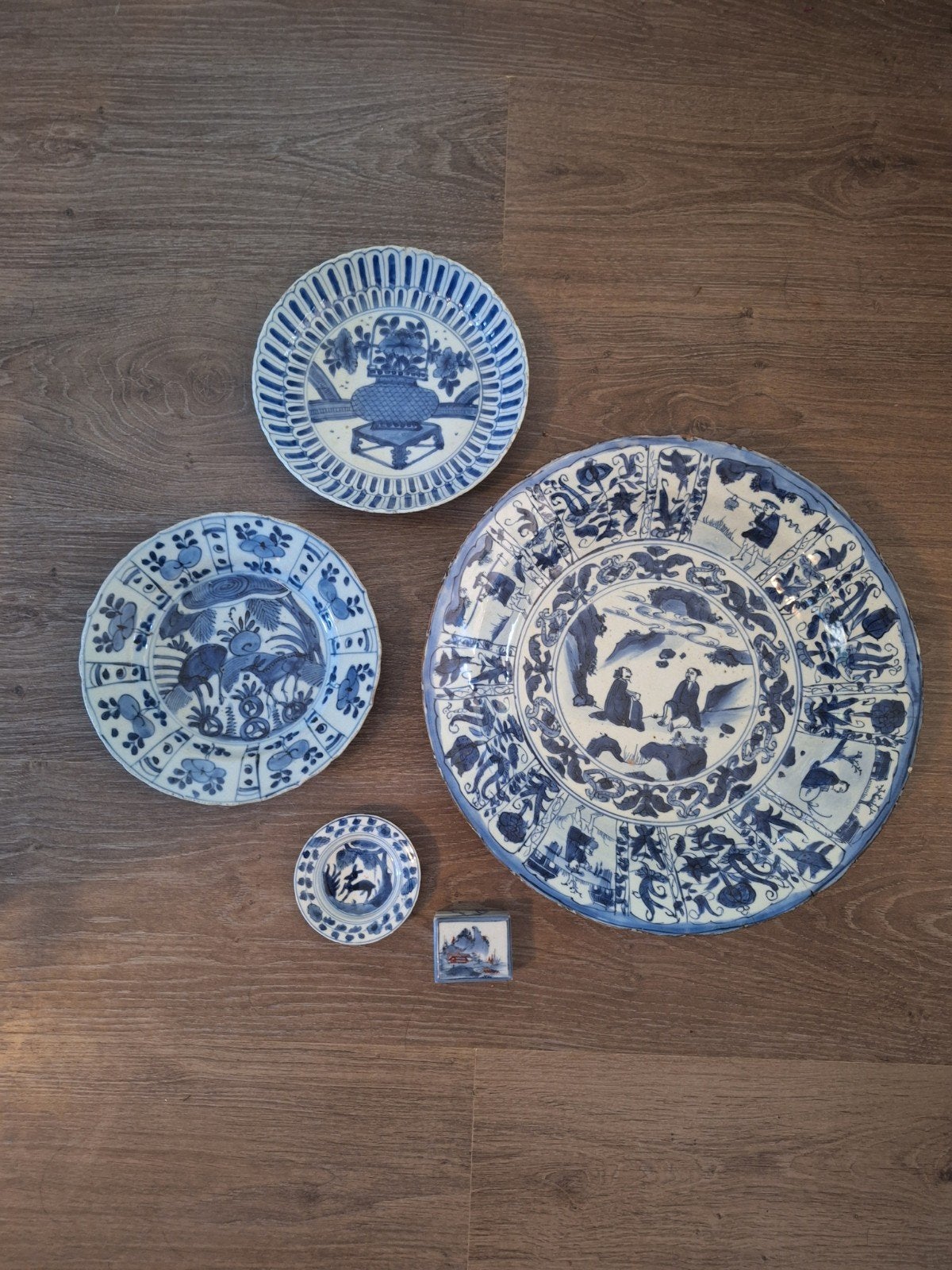 Antieke Chinese porseleinen borden en doosje, Ophalen of Verzenden
