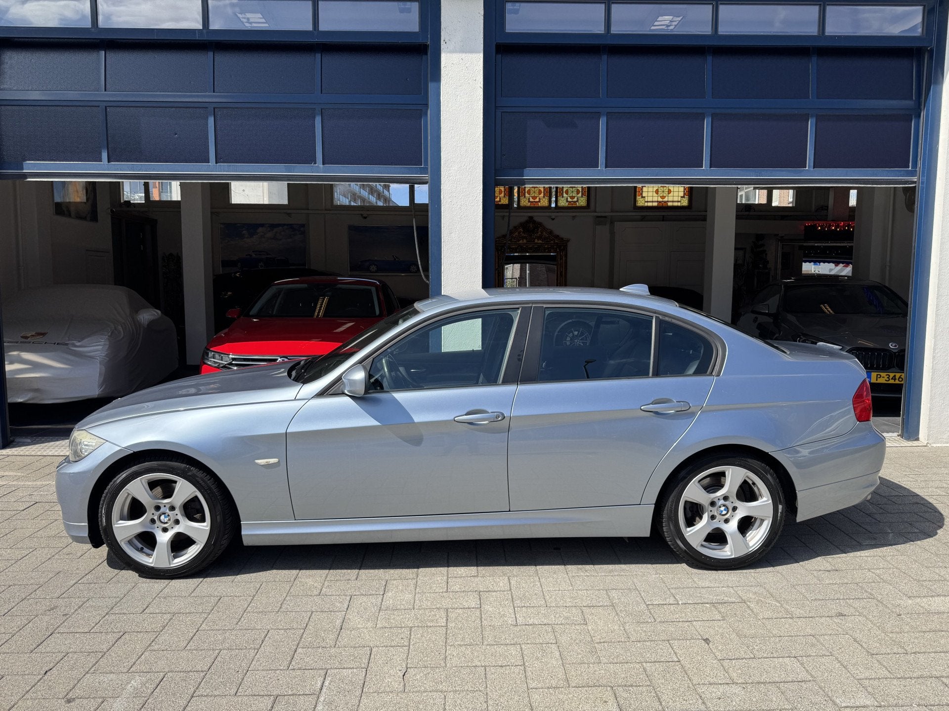 BMW 3-serie 320i Business Line NL AUTO IN NIEUW STAAT., Achterwielaandrijving, 4 cilinders, Blauw, Origineel Nederlands