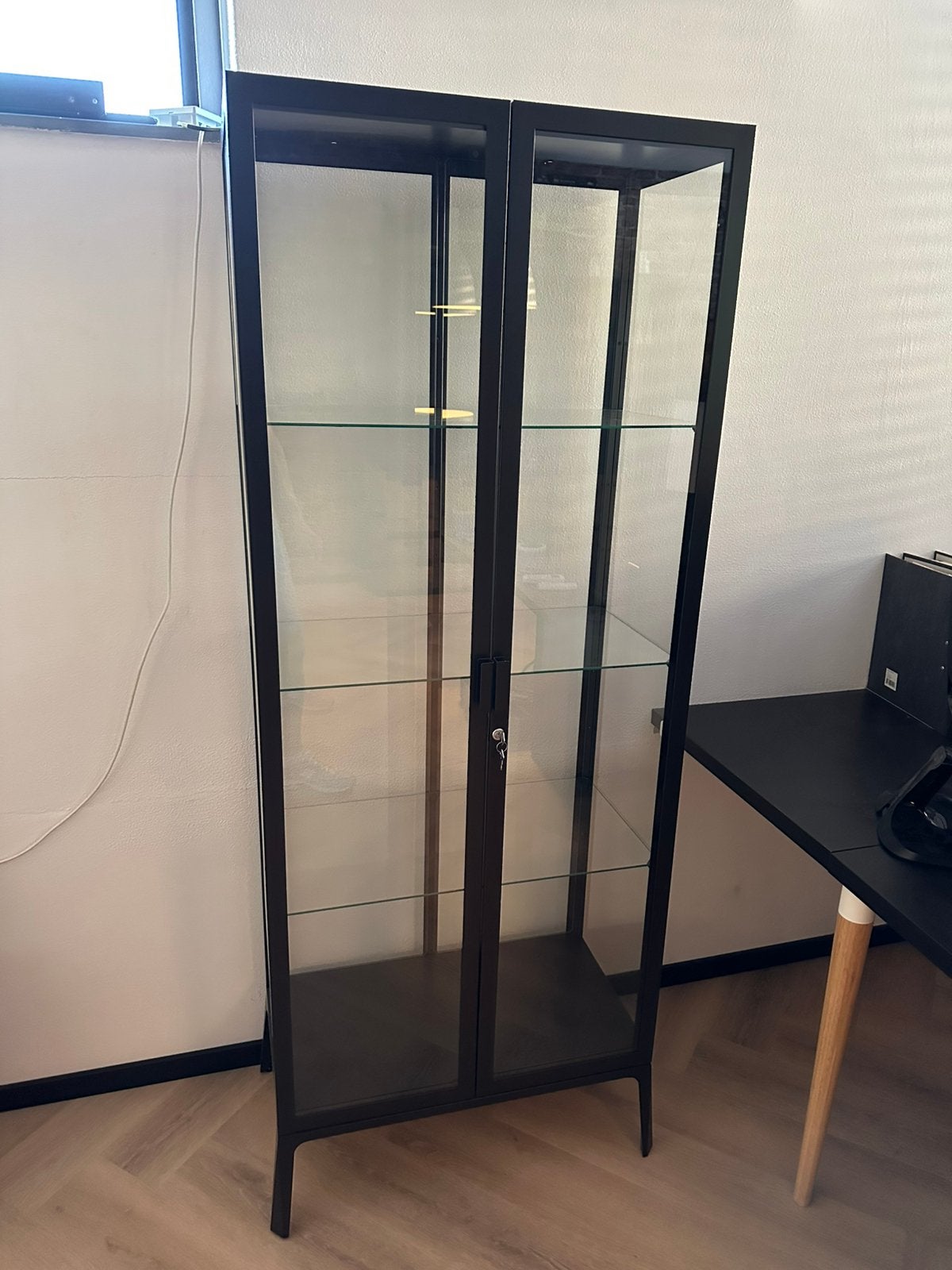 Ikea Milsbo vitrinekast, Huis en Inrichting, Kasten | Vitrinekasten, Ophalen, Met plank(en), 50 tot 100 cm, Zo goed als nieuw