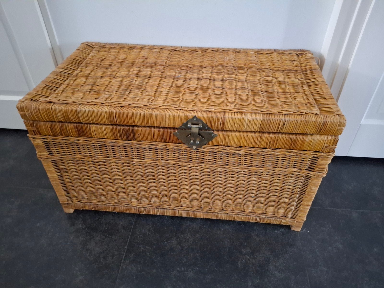 Rotan opbergkist met metalen sluiting, Huis en Inrichting, Woonaccessoires | Kisten, Ophalen, 50 tot 100 cm, Minder dan 50 cm