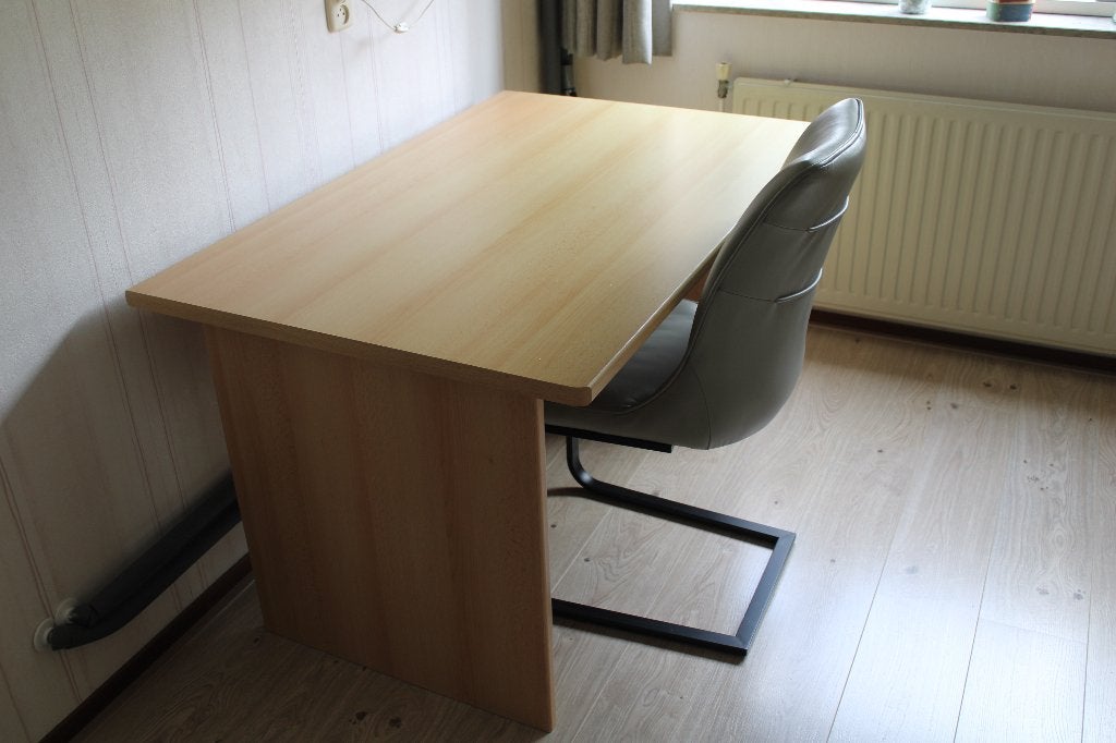 Bureau met stoel in uitstekende staat, Ophalen, Zo goed als nieuw