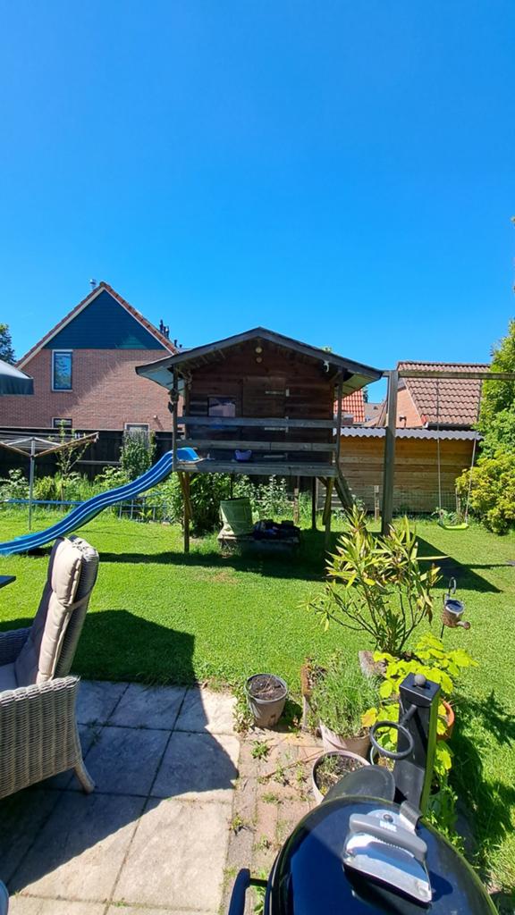 Speelhuis met glijbaan en balkon - Goede staat, Kinderen en Baby's, Speelgoed | Buiten | Speelhuisjes, Ophalen, Hout