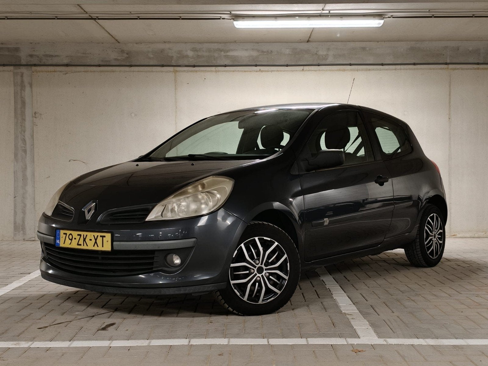 Renault Clio 1.2 16V 75 pk 3D 2008 Grijs, Auto's, Voorwielaandrijving, 74 pk, 4 cilinders, 1055 kg