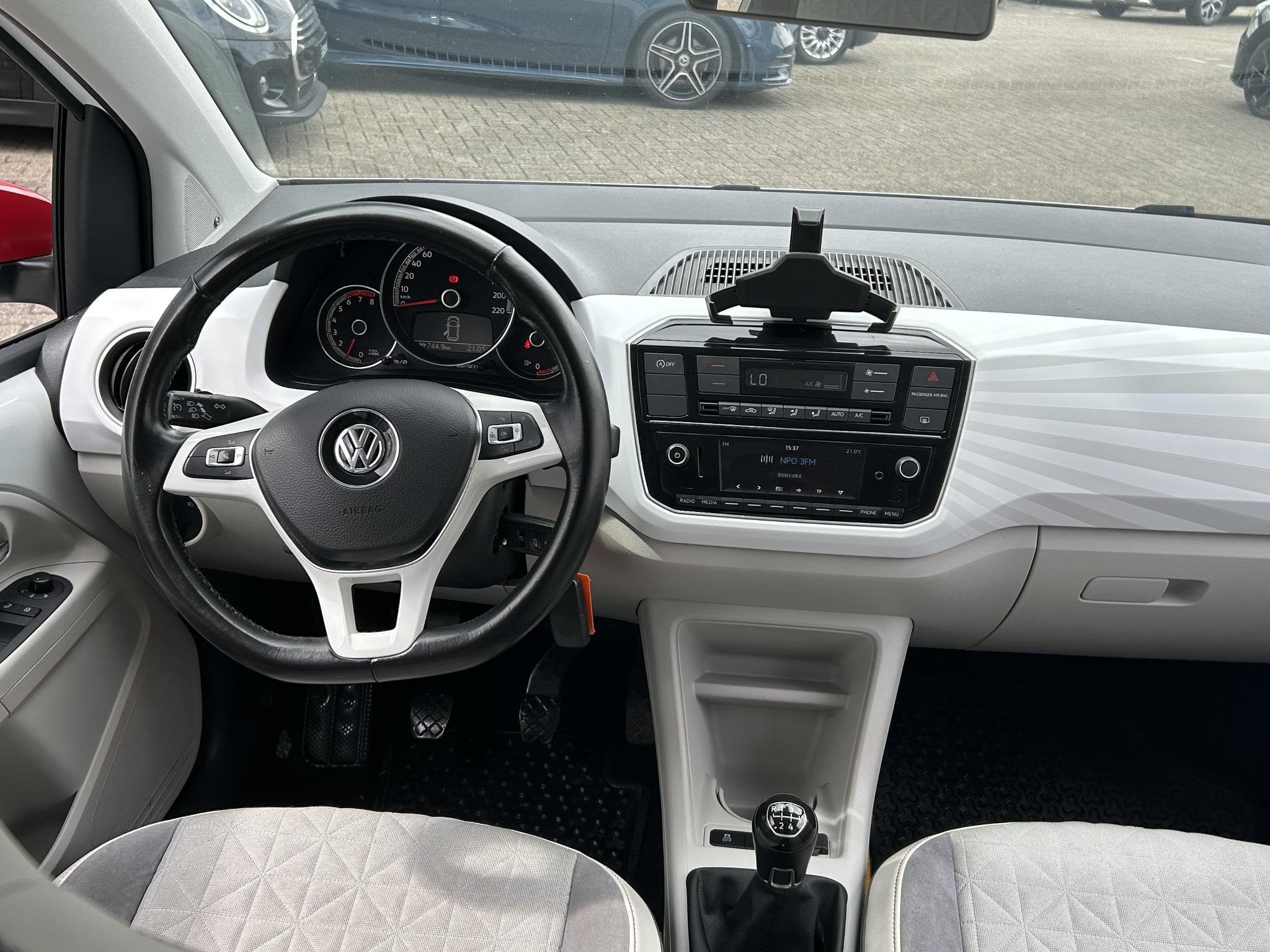 Volkswagen Up! 1.0 TSI 90pk BMT up! Beats | Camera | Premium, Auto's, Voorwielaandrijving, Stof, Gebruikt, Met garantie (alle)
