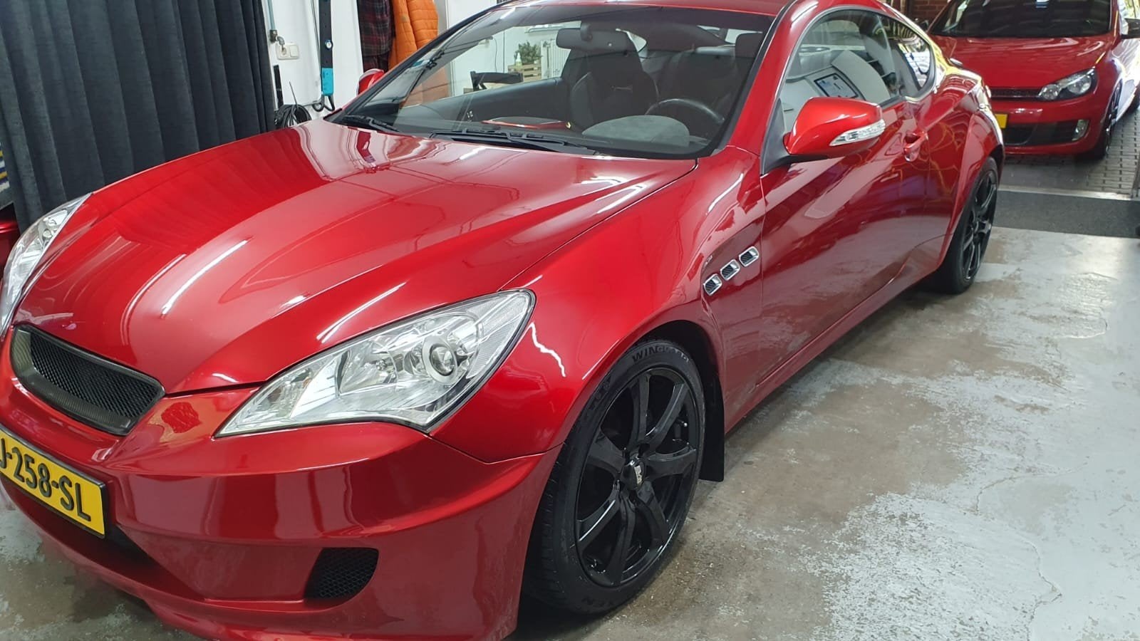 Hyundai Genesis 2011 Rood Getaxeerd youngtimer, 1998 cc, 4 cilinders, 4 stoelen, Leder en Stof