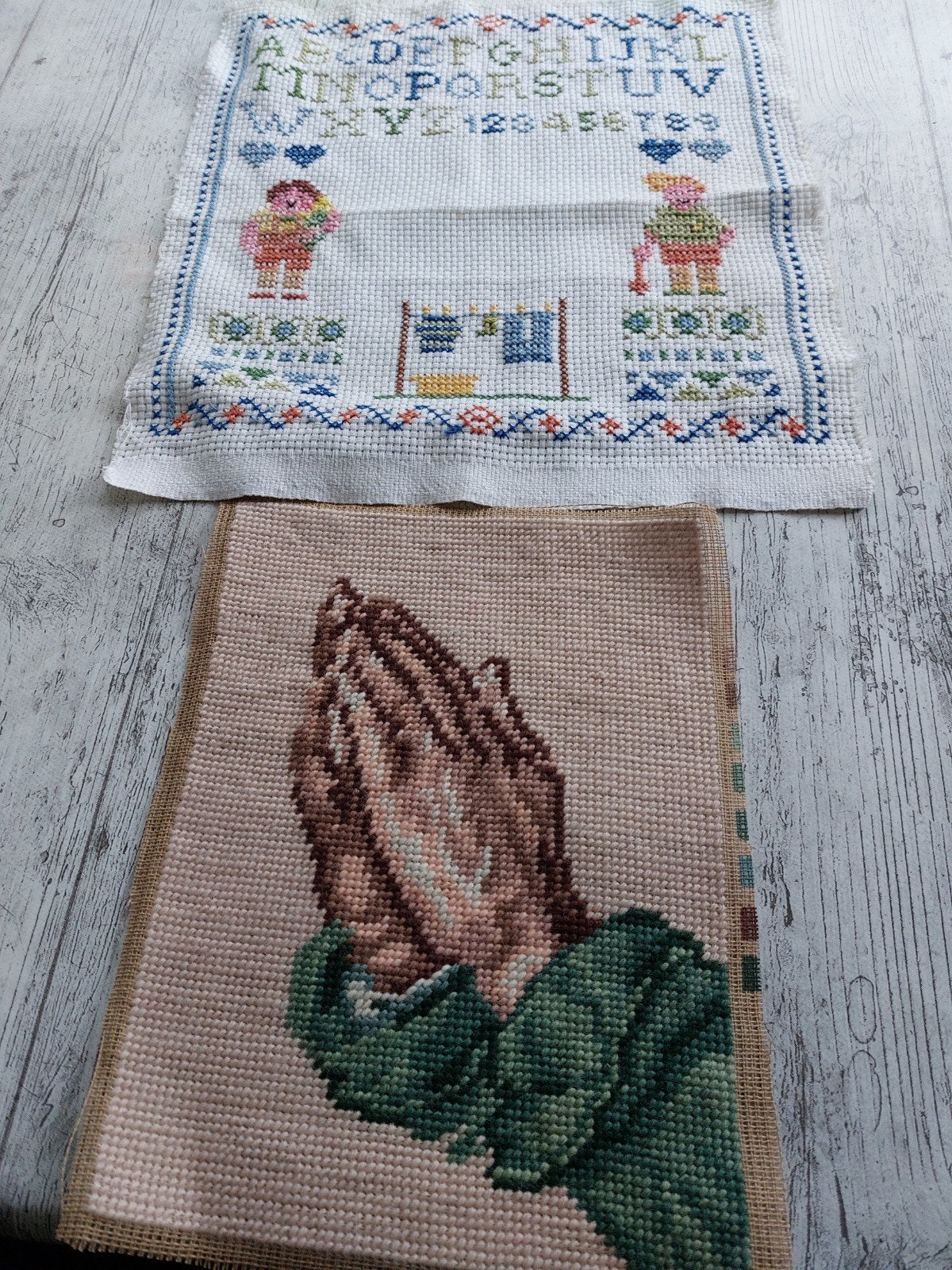 2 geborduurde kleedjes, Ophalen