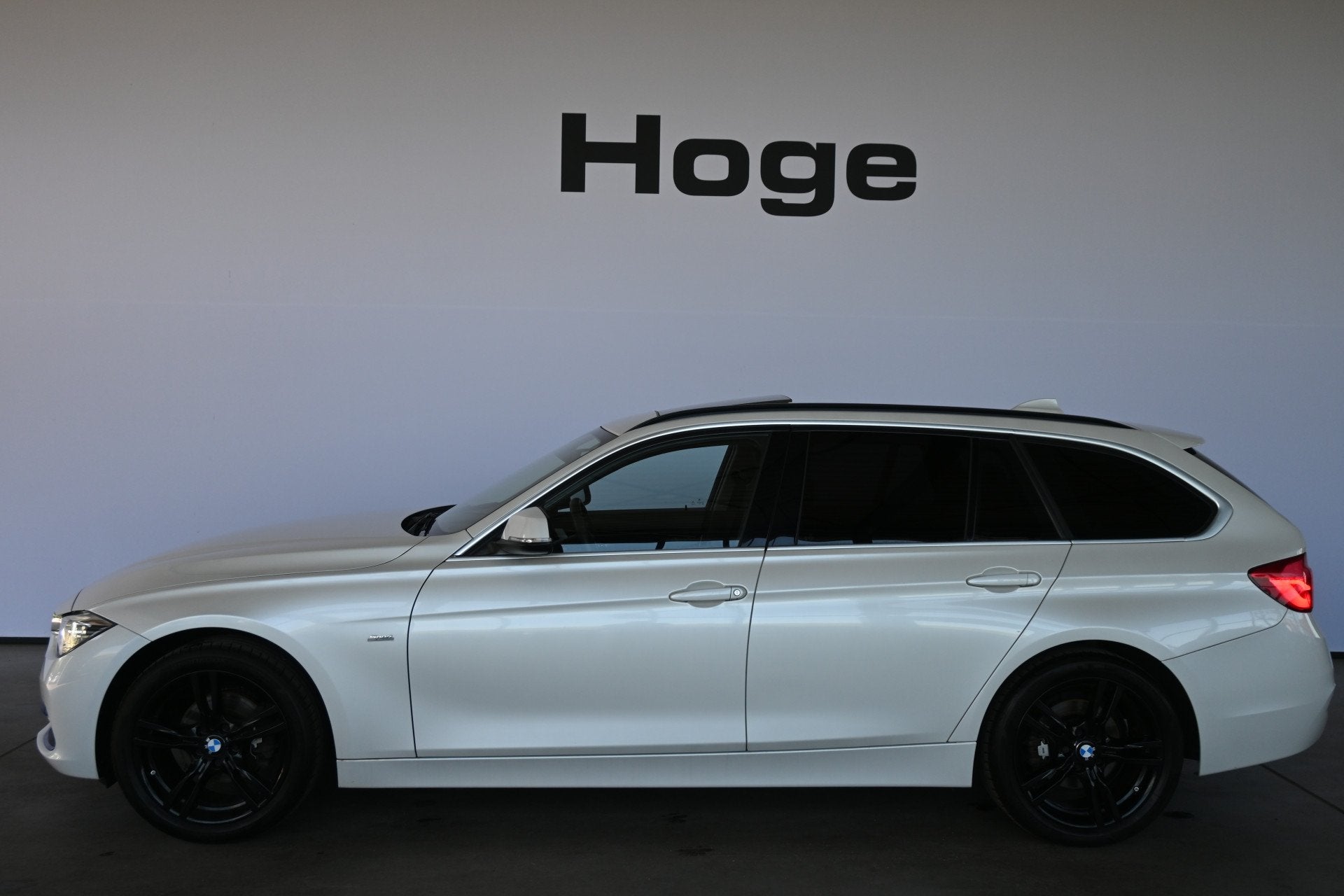 BMW 3 Serie Touring 318i Luxury Clima Navigatie LED Panorama, Keurmerk '100% Onderhouden', Gebruikt, Met garantie (alle), 1445 kg