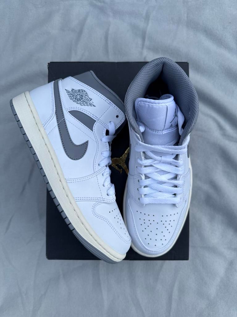 Air Jordan 1 Mid Stealth - Maat 40, Kleding | Heren, Schoenen, --, Wit, Nieuw, Ophalen of Verzenden