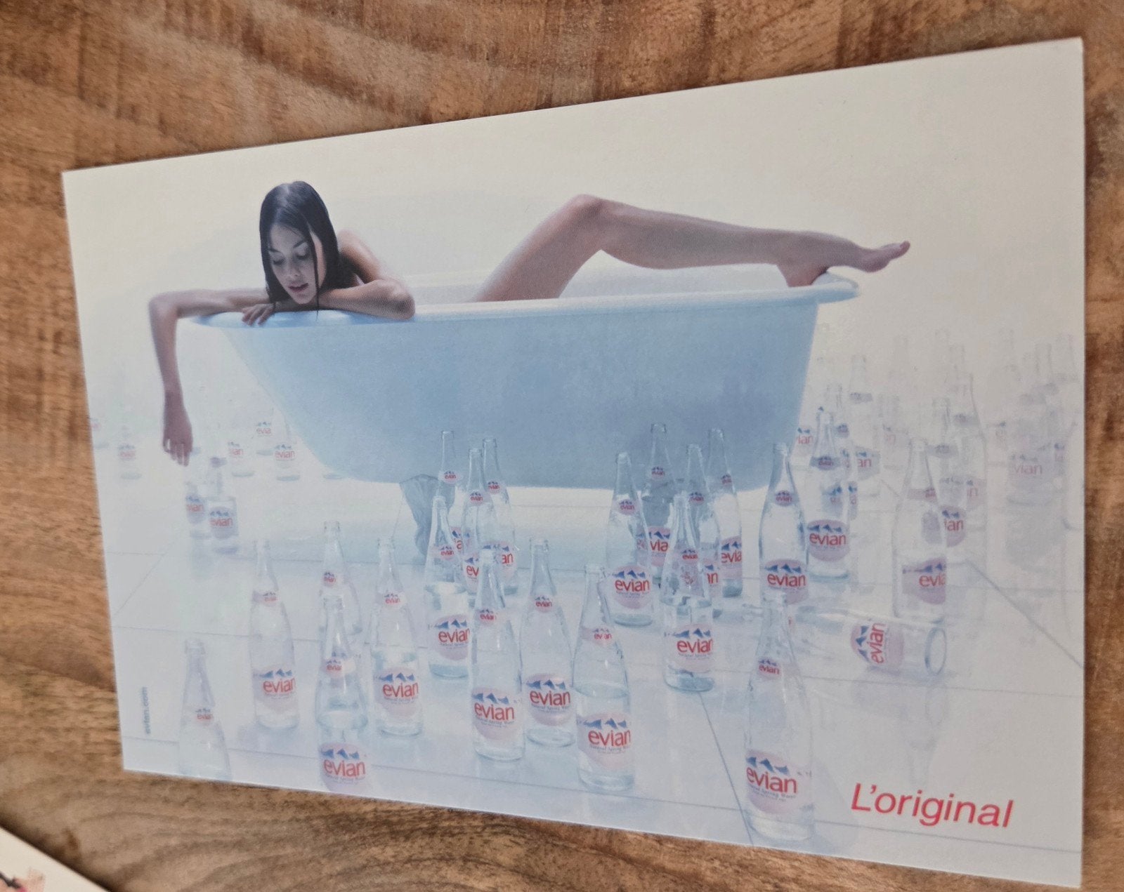Evian L'original reclame - Sexy vrouw in bad 1999, Verzenden, 1980 tot heden, Ongelopen, Overige thema's