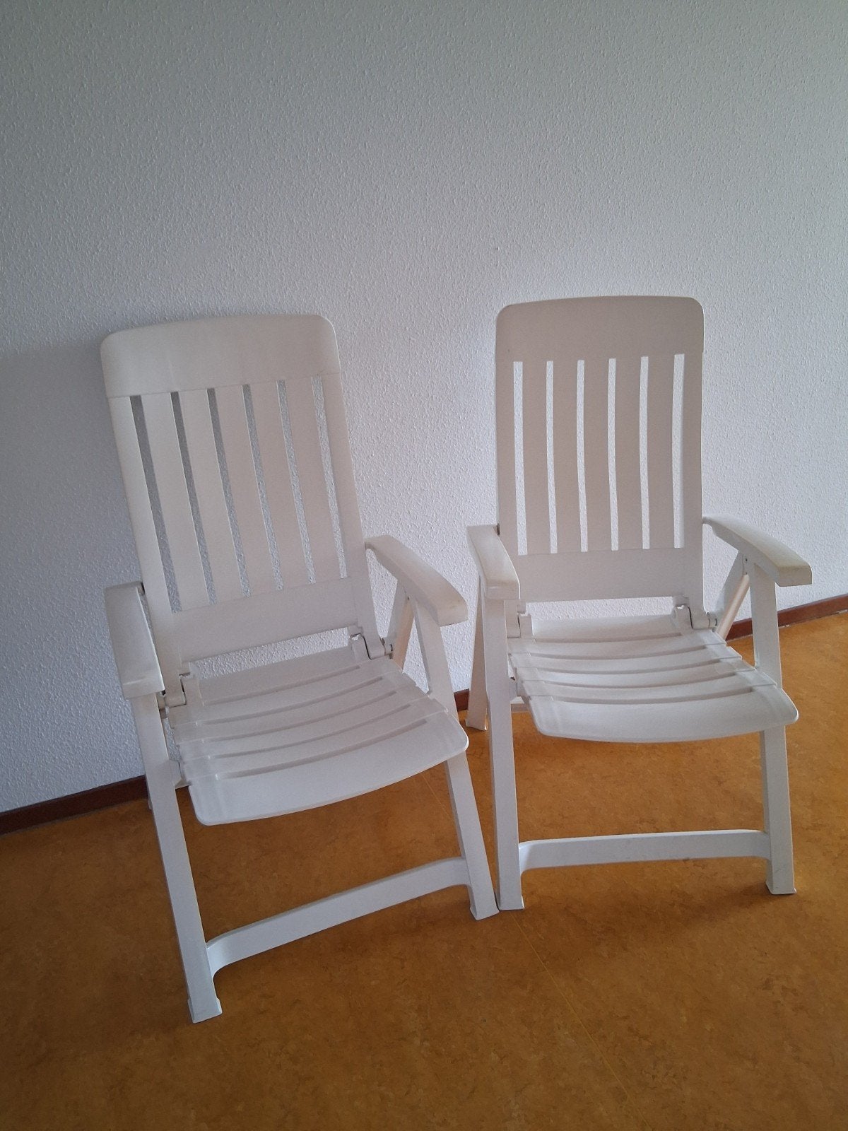 2 Witte Kunststof Tuinstoelen -, Tuin en Terras, Tuinstoelen, Ophalen, Zo goed als nieuw