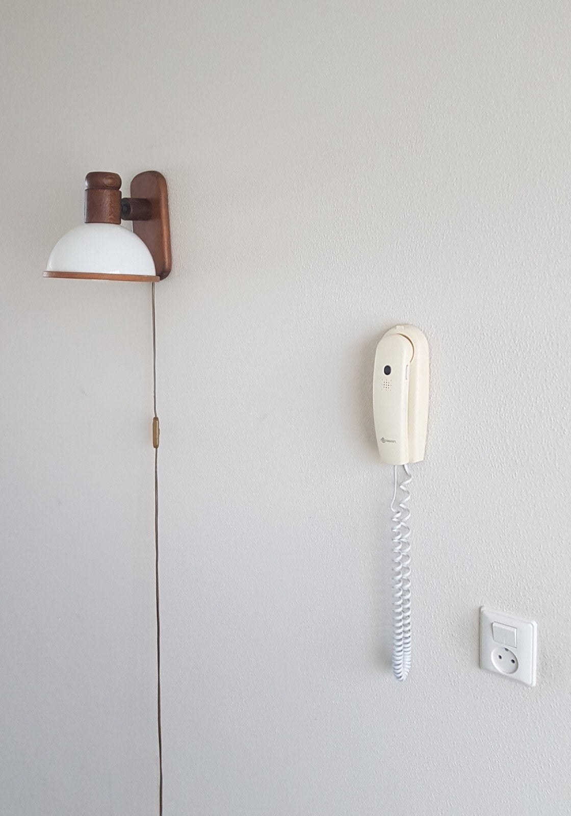 Vintage houten wandlamp met wit glazen kap, Bruin, Overige merken, Wandlamp, Glas