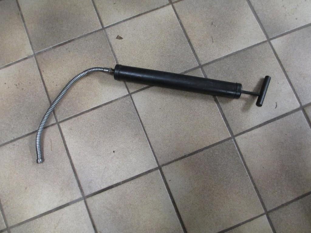 Vloeistofspuit olie verwijderen carter bromfiets motor auto, Ophalen of Verzenden, Landmacht, Nederland, Overige typen