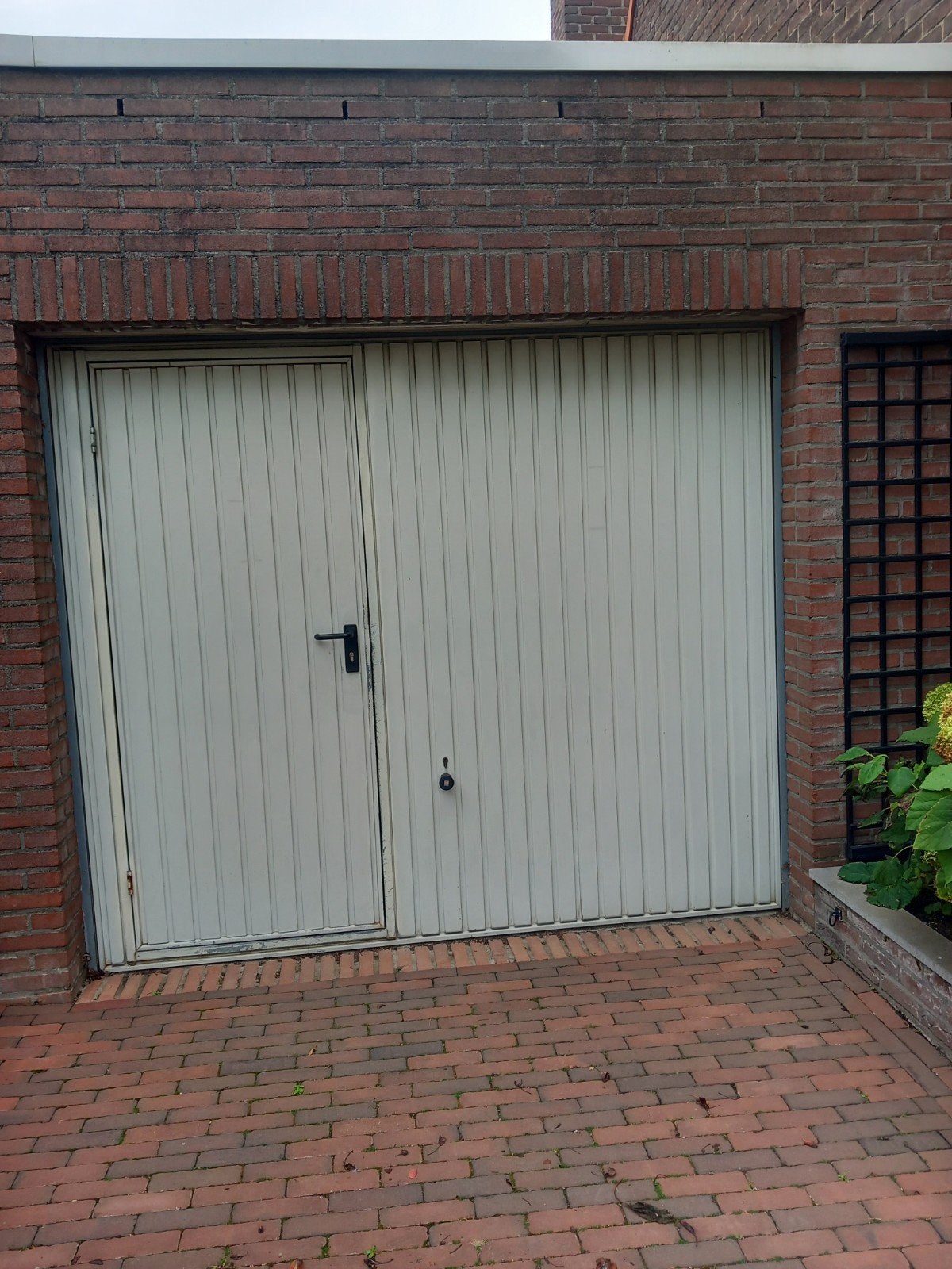 Garage kanteldeur met loopdeur., Ophalen