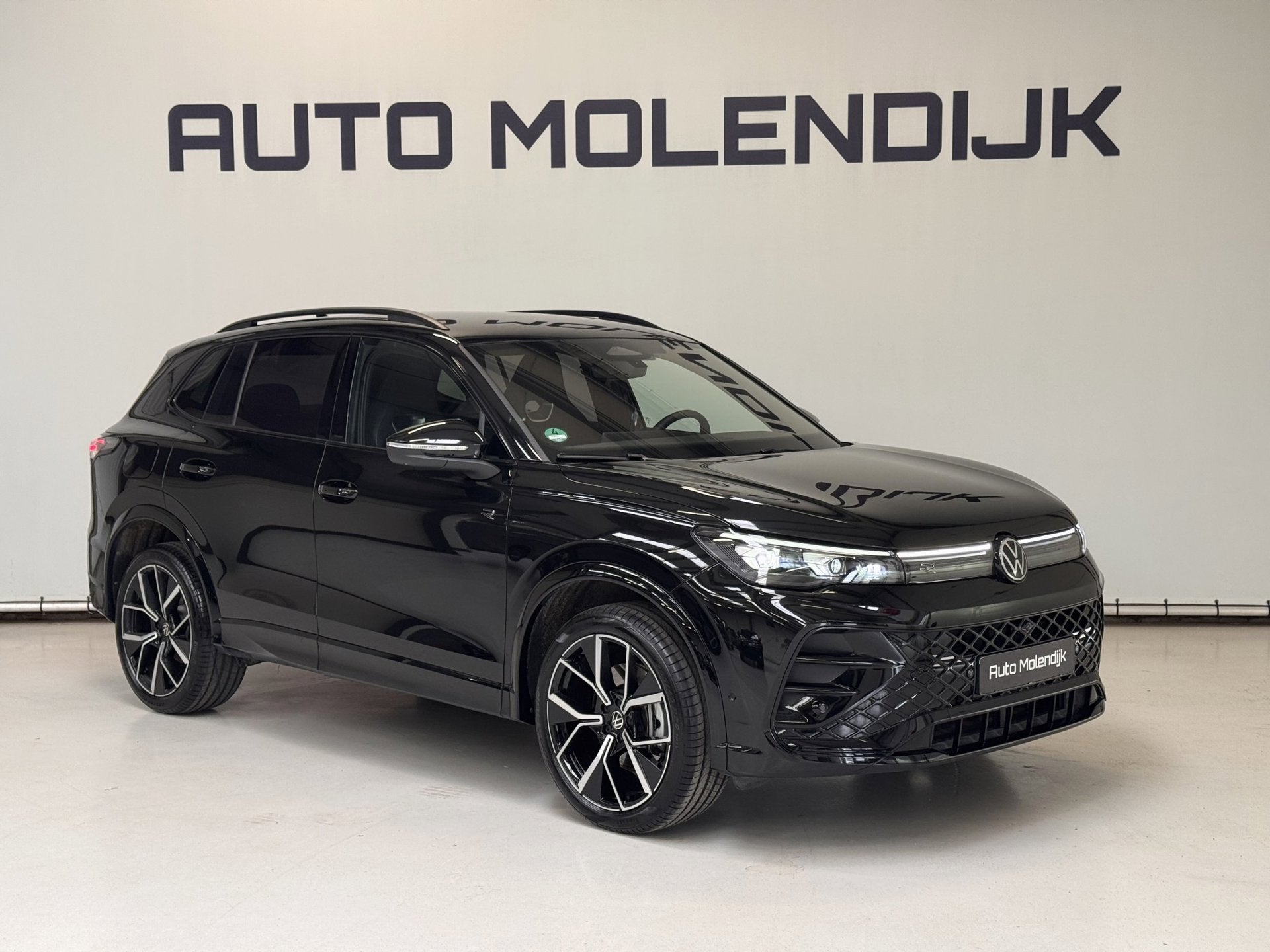 Volkswagen Tiguan 1.5 e-Hybrid R-Line Black / 20 inch / 5jr, Auto's, Volkswagen, Zwart, Leder en Stof, Zwart, Bedrijf