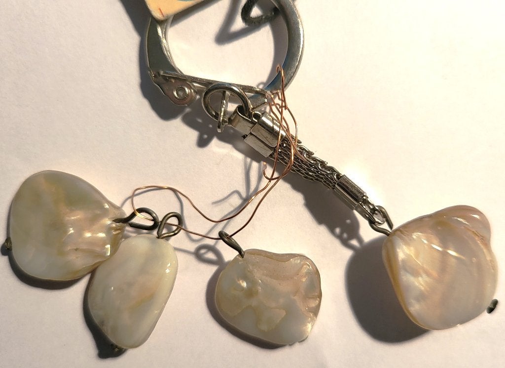 Parel. Hanger sleutelhanger van een stukje parelmoer schelp,, Ophalen of Verzenden, Nieuw