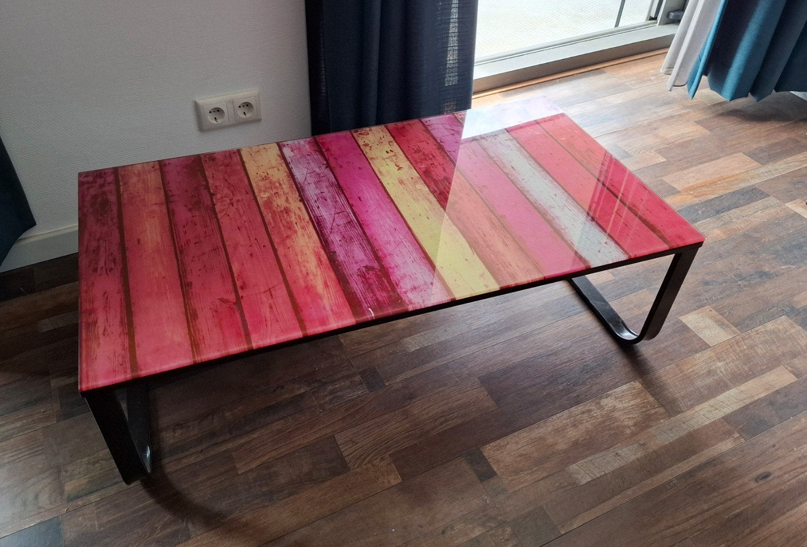 Salontafel met kleurrijk glazen blad en zwart onderstel, Huis en Inrichting, Tafels | Salontafels, Ophalen, 100 tot 150 cm, 50 tot 100 cm