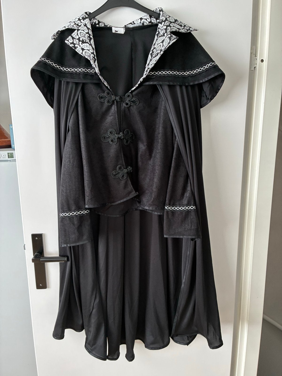 Zwarte fantasy/middeleeuwse cape, Ophalen, Zo goed als nieuw