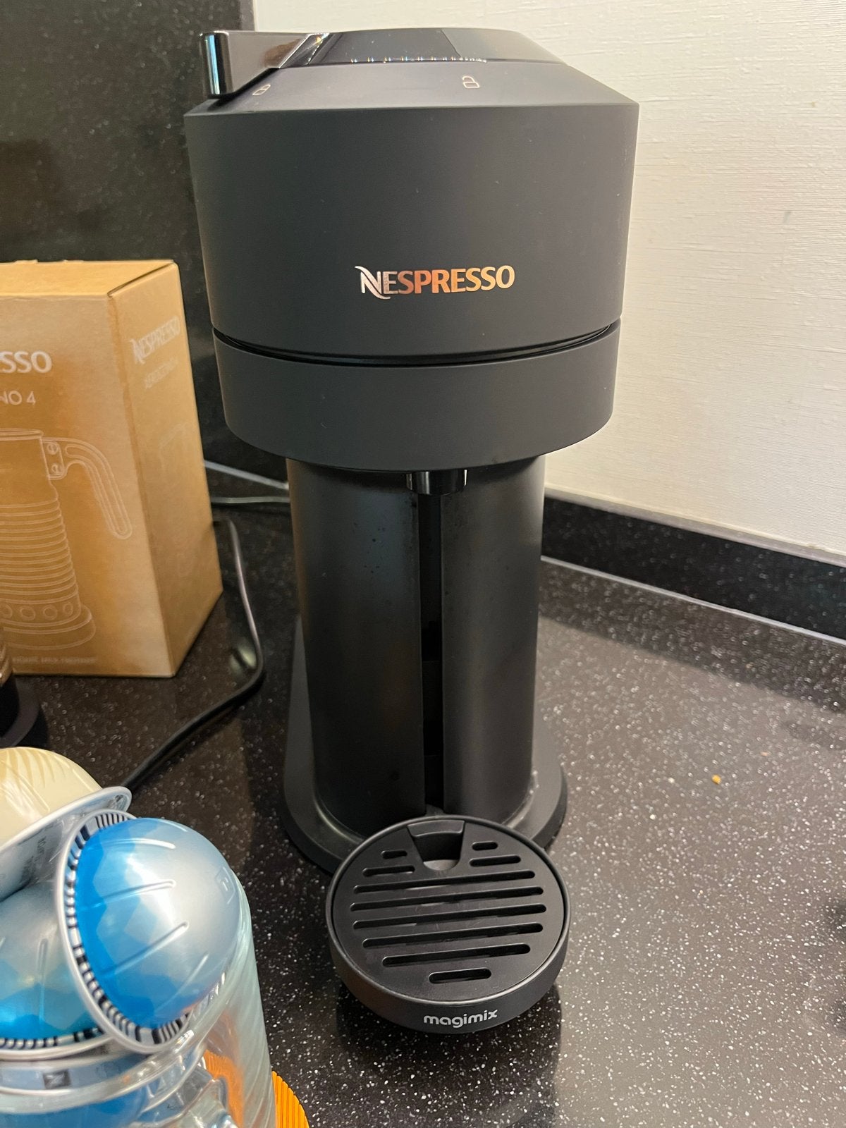 Nespresso Vertuo Next met accessoires, Ophalen, 10 kopjes of meer, Koffiemachine, Zo goed als nieuw