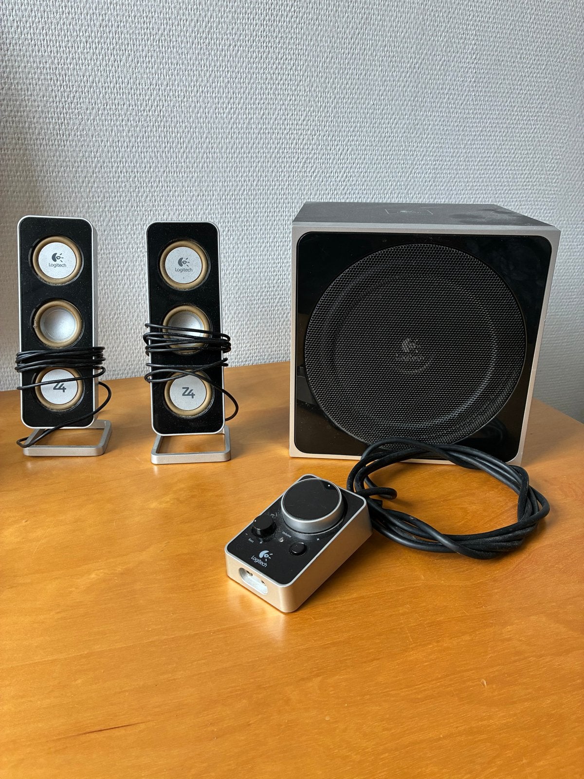 Logitech Z4 speakerset - defect, Ophalen, Logitech, Speakerset, Afstandsbediening