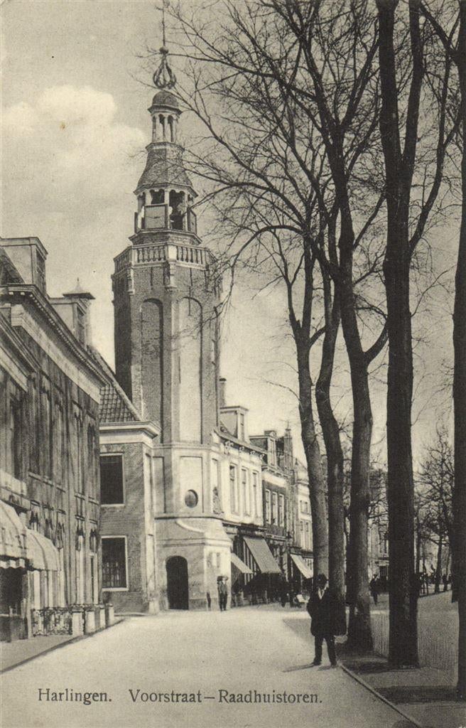 Harlingen. Voorstraat-Raadhuistoren. - volk - ongelopen, Verzenden, Voor 1920, Ongelopen, Friesland
