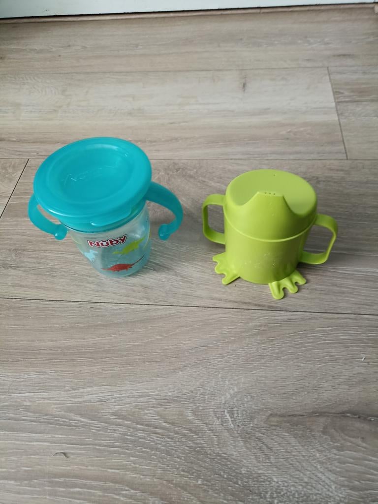 2 baby drinkbekers: Nuby en kikkerbeker, Ophalen of Verzenden, Gebruikt