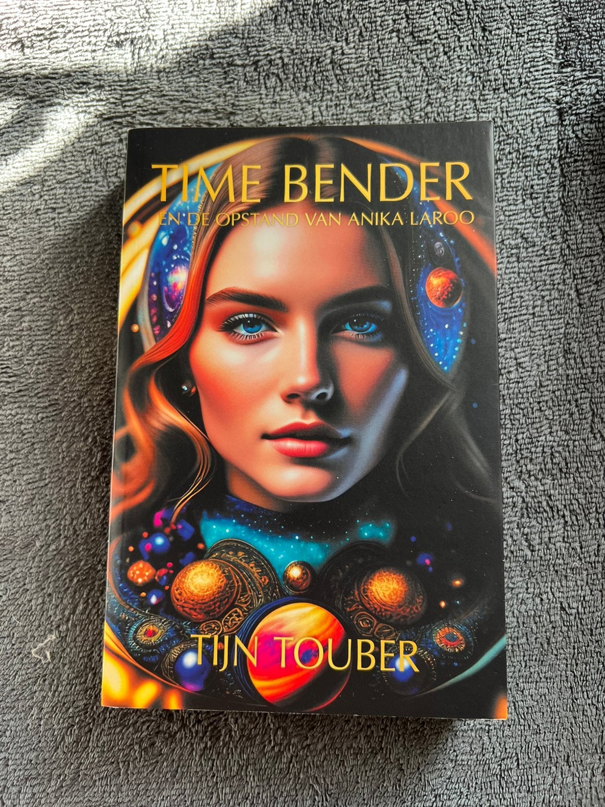 Tijn Touber - Time Bender zgan, Boeken, Literatuur, Ophalen of Verzenden, Zo goed als nieuw, Tijn Touber