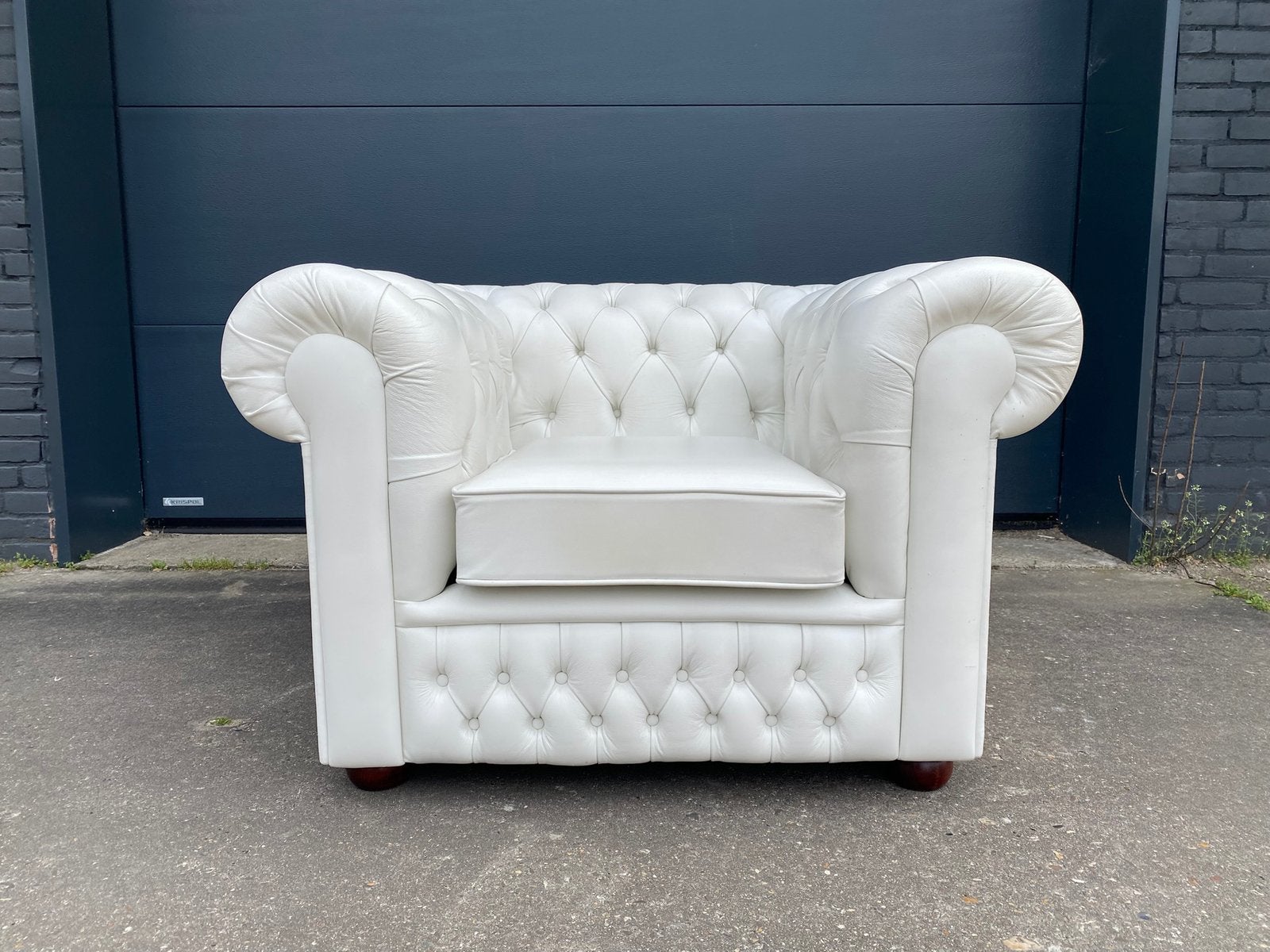 Engels Chesterfield club fauteuil wit, Ophalen, Zo goed als nieuw, 75 tot 100 cm