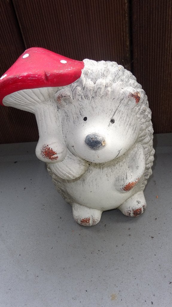 Egel Tuinbeeldje Met Paddenstoel Van Aardewerk., Tuin en Terras, Tuinbeelden, Ophalen of Verzenden, Gebruikt, Overige materialen