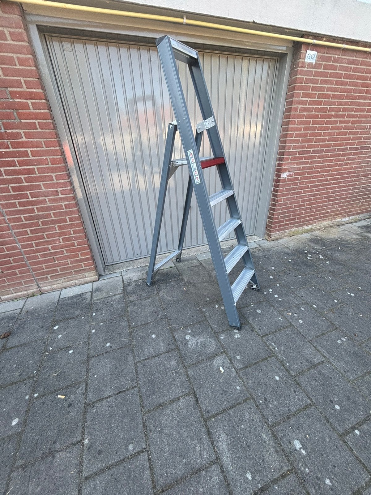 Altrex flaco 1 x 5 trap zo goed als nieuw, Doe-het-zelf en Verbouw, Ophalen, Zo goed als nieuw, Minder dan 2 meter