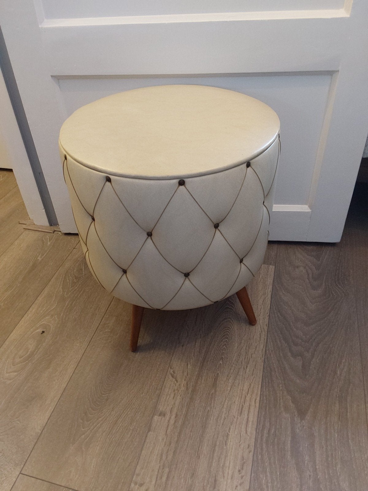 Vintage poef kunstleder jaren 50, Huis en Inrichting, Banken | Voetenbanken en Poefen, Ophalen, Rond, Minder dan 50 cm, Minder dan 50 cm