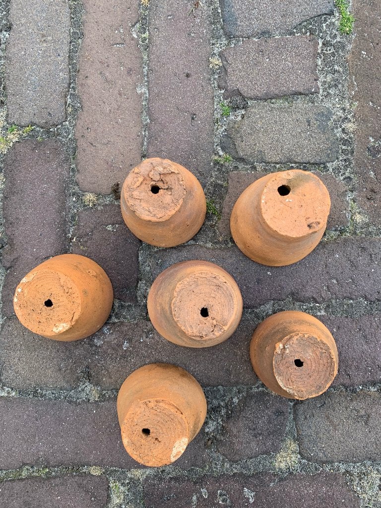 Foto 2 van Antieke handgemaakte aardewerken kweekpotjes