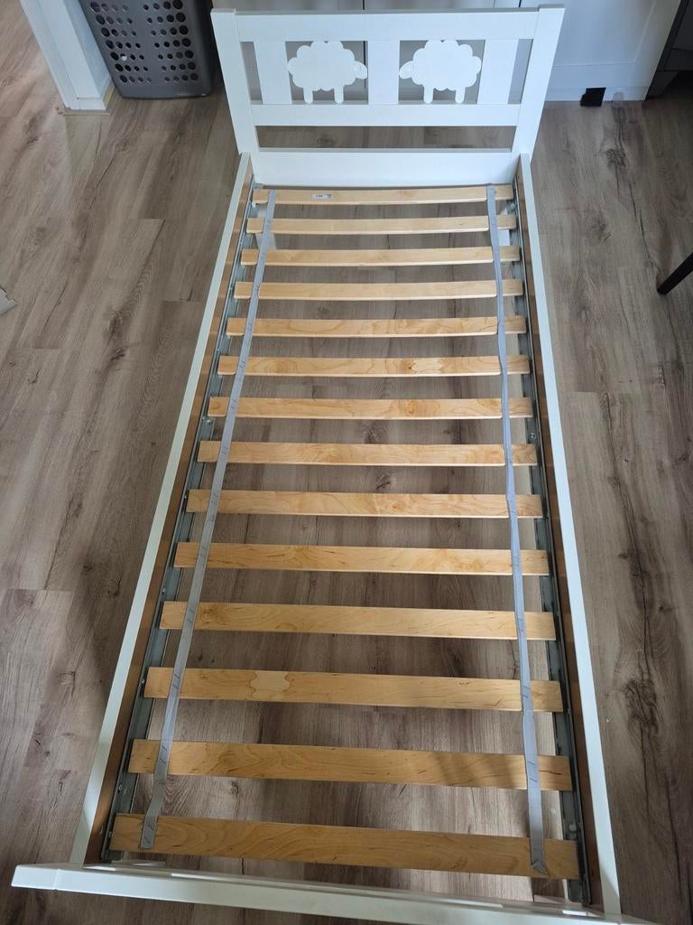 Peuterbed Ikea wit met schapenhoofdeinde en lattenbodem, Ophalen, Gebruikt, 70 tot 85 cm, Lattenbodem