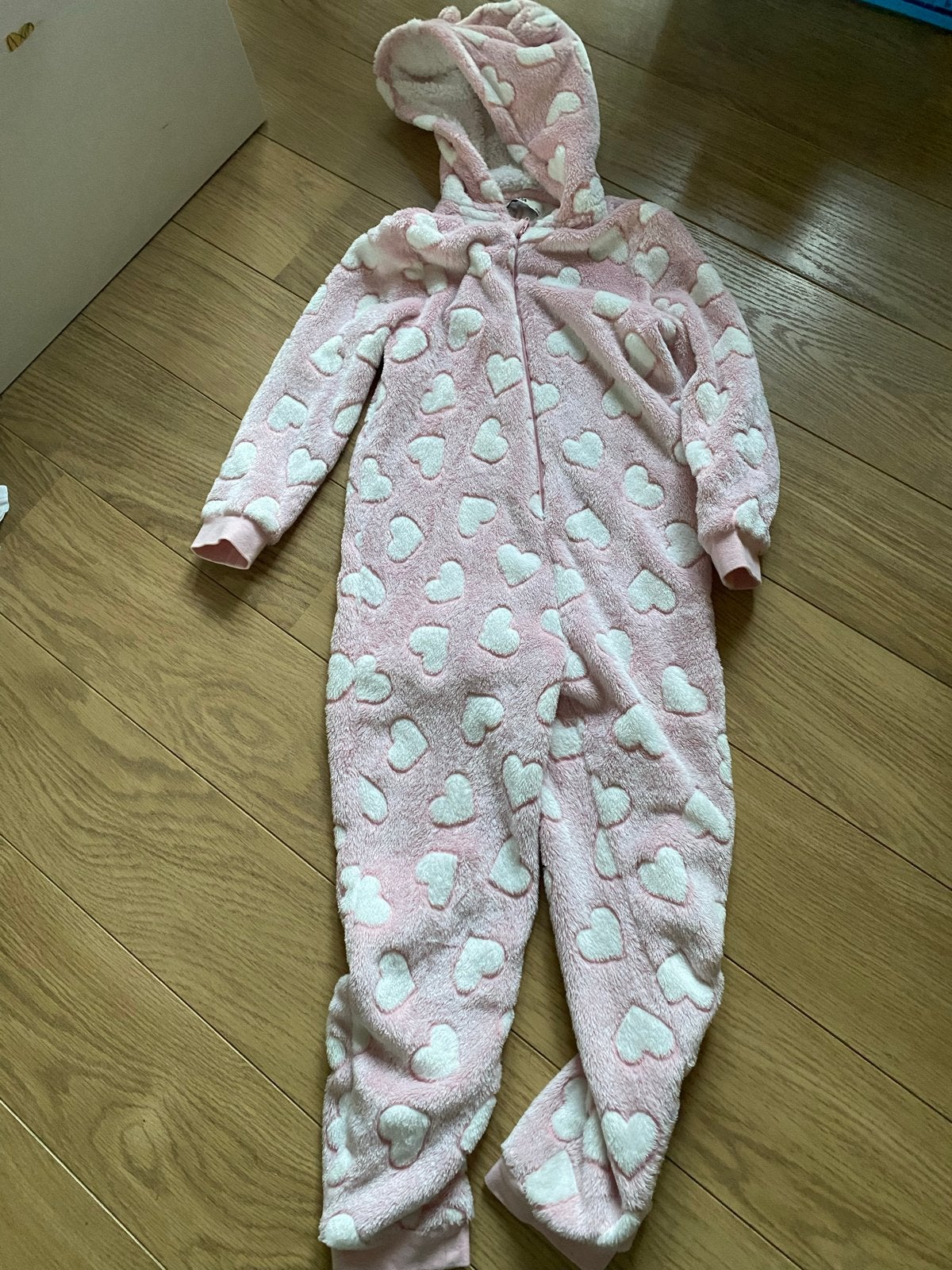 Roze C&A Onesie met Hartjes - Maat 134CM (9 jaar), Ophalen of Verzenden, Zo goed als nieuw, Meisje, Nacht- of Onderkleding