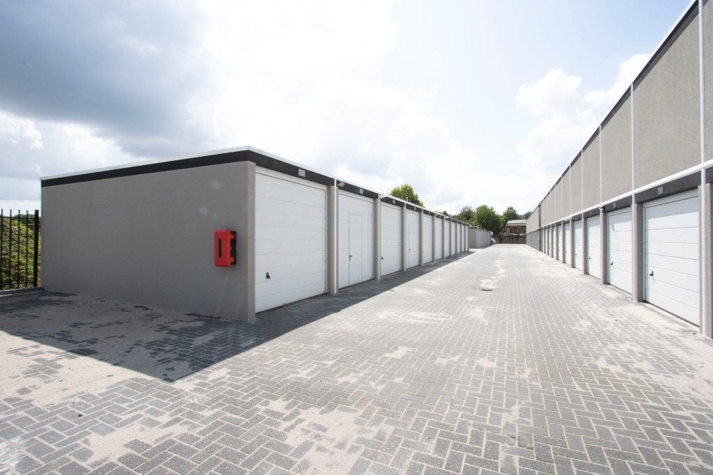 Te koop ruime garagebox Weert - Verhuurd € 2.500 netto/jaar