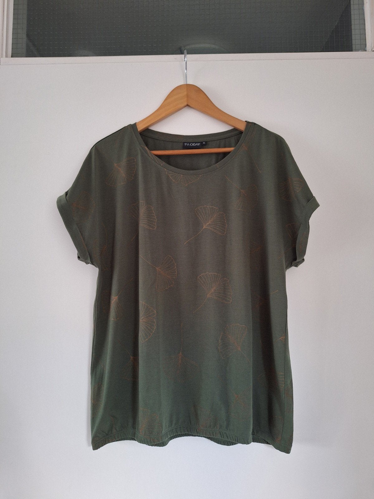 Mooi groen shirtje / top met goudkleurige blaadjes mt. XL €5, Kleding | Dames, T-shirts, Twoday, Maat 46/48 (XL) of groter, Ophalen of Verzenden