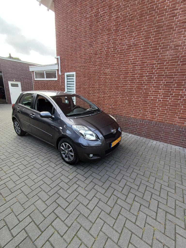 Toyota Yaris 1.3 16V Vvt-i 5DR MMT 2010 Grijs, Auto's, Toyota, 40 €/maand, 750 kg, 4 cilinders, 550 kg