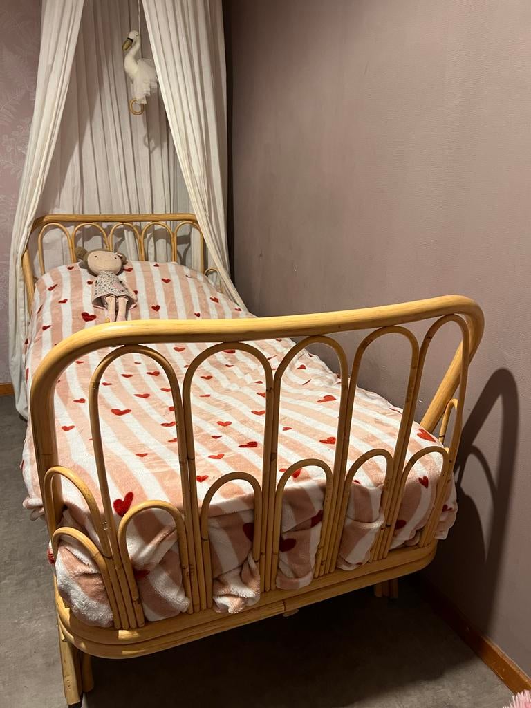 Rotan Junior Bed, Kinderen en Baby's, Kinderkamer | Bedden, 70 tot 85 cm, Zo goed als nieuw, Lattenbodem, 140 tot 160 cm