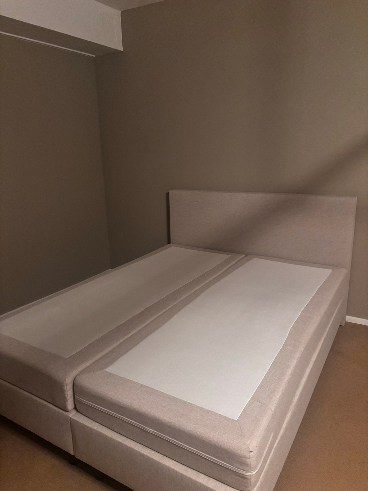 Zo goed als nieuw tweepersoons bed met hoofdbord, Ophalen, Beige, Tweepersoons, Zo goed als nieuw