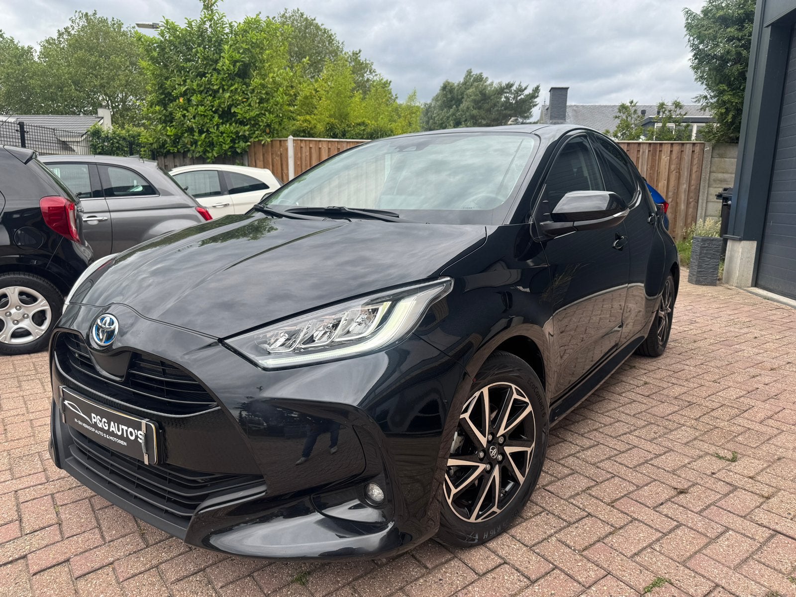 Toyota Yaris 1.5 Hybrid 116pk CVT 2023 Zwart, Auto's, Met garantie (alle), 450 kg, 1490 cc, Bedrijf