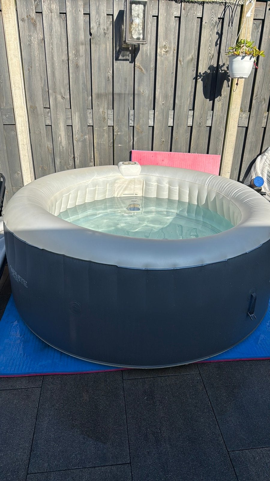 Jacuzzi bubbelbad met klein lekje, Ophalen, Gebruikt, Opblaasbaar