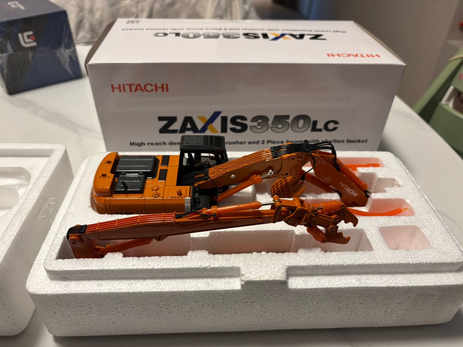 Hitachi Zaxis 350LC schaal 1:50 in doos geen Conrad / NZG, Hobby en Vrije tijd, Modelauto's | 1:50, Ophalen of Verzenden, Zo goed als nieuw